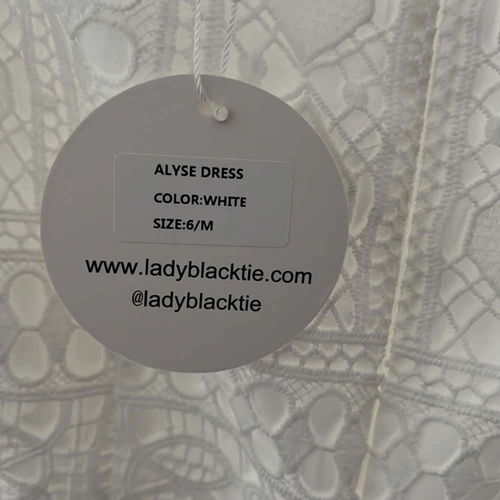 Elegant White Lace-Up Dress - Picture 3 of 4